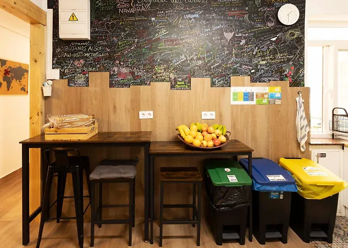 Green Hostel Oviedo Хостел Овьедо